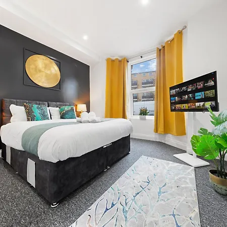 Large & Stylish 2-Bed Flat-Zone 2, Near Central London-Garden & Parking-Long Stay Deals! 5 Seperate Beds, Sleeps 6! Instant Book! London