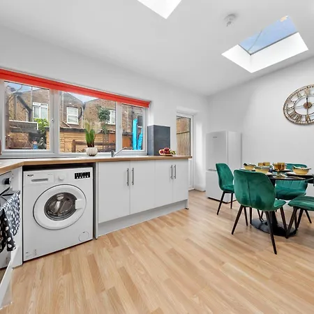 Large & Stylish 2-Bed Flat-Zone 2, Near Central London-Garden & Parking-Long Stay Deals! 5 Seperate Beds, Sleeps 6! Instant Book!