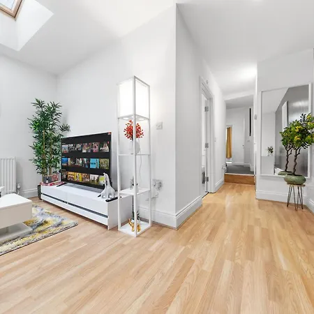 Large & Stylish 2-Bed Flat-Zone 2, Near Central London-Garden & Parking-Long Stay Deals! 5 Seperate Beds, Sleeps 6! Instant Book! Apartment London