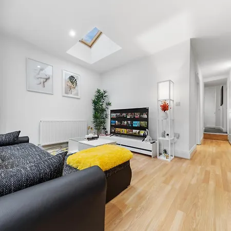 Apartment Large & Stylish 2-Bed Flat-Zone 2, Near Central London-Garden & Parking-Long Stay Deals! 5 Seperate Beds, Sleeps 6! Instant Book! London