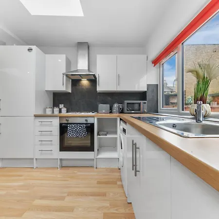 Large & Stylish 2-Bed Flat-Zone 2, Near Central London-Garden & Parking-Long Stay Deals! 5 Seperate Beds, Sleeps 6! Instant Book! *