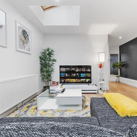 Large & Stylish 2-Bed Flat-Zone 2, Near Central London-Garden & Parking-Long Stay Deals! 5 Seperate Beds, Sleeps 6! Instant Book! London