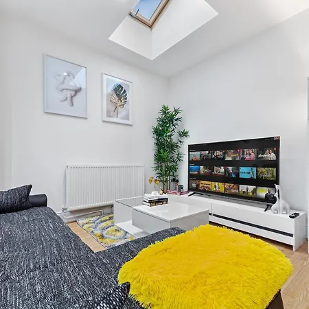Large & Stylish 2-Bed Flat-Zone 2, Near Central London-Garden & Parking-Long Stay Deals! 5 Seperate Beds, Sleeps 6! Instant Book! * London