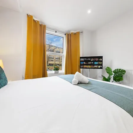 Large & Stylish 2-Bed Flat-Zone 2, Near Central London-Garden & Parking-Long Stay Deals! 5 Seperate Beds, Sleeps 6! Instant Book!