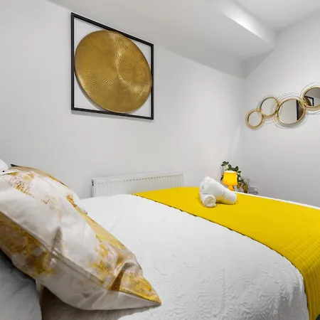 Large & Stylish 2-Bed Flat-Zone 2, Near Central London-Garden & Parking-Long Stay Deals! 5 Seperate Beds, Sleeps 6! Instant Book! Apartment