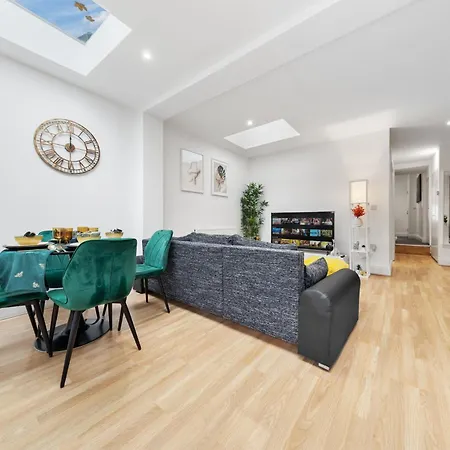 Apartment Large & Stylish 2-Bed Flat-Zone 2, Near Central London-Garden & Parking-Long Stay Deals! 5 Seperate Beds, Sleeps 6! Instant Book! *