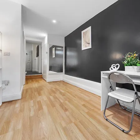 Large & Stylish 2-Bed Flat-Zone 2, Near Central London-Garden & Parking-Long Stay Deals! 5 Seperate Beds, Sleeps 6! Instant Book! Apartment London