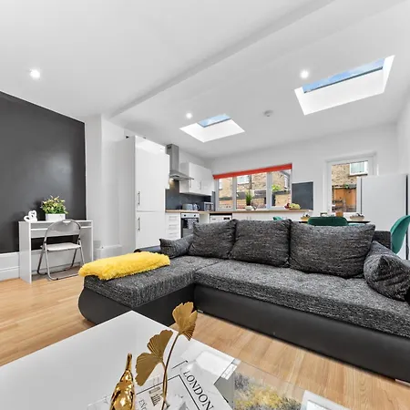 Large & Stylish 2-Bed Flat-Zone 2, Near Central London-Garden & Parking-Long Stay Deals! 5 Seperate Beds, Sleeps 6! Instant Book! *