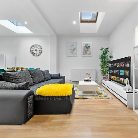 Large & Stylish 2-Bed Flat-Zone 2, Near Central London-Garden & Parking-Long Stay Deals! 5 Seperate Beds, Sleeps 6! Instant Book! London
