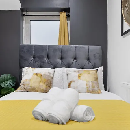 Large & Stylish 2-Bed Flat-Zone 2, Near Central London-Garden & Parking-Long Stay Deals! 5 Seperate Beds, Sleeps 6! Instant Book! * London