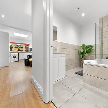 Large & Stylish 2-Bed Flat-Zone 2, Near Central London-Garden & Parking-Long Stay Deals! 5 Seperate Beds, Sleeps 6! Instant Book! Apartment