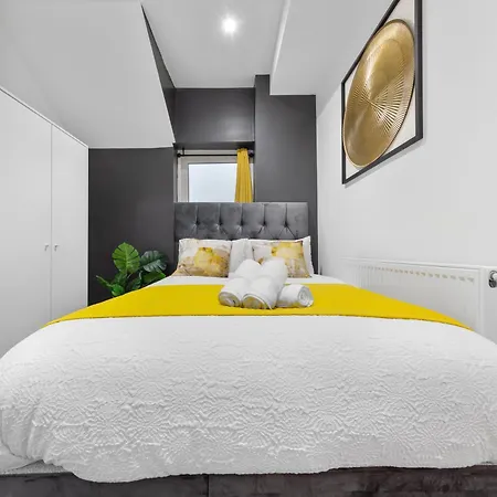 Apartment Large & Stylish 2-Bed Flat-Zone 2, Near Central London-Garden & Parking-Long Stay Deals! 5 Seperate Beds, Sleeps 6! Instant Book!