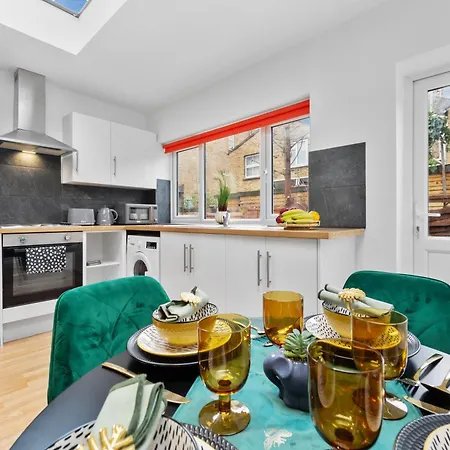 Apartment Large & Stylish 2-Bed Flat-Zone 2, Near Central London-Garden & Parking-Long Stay Deals! 5 Seperate Beds, Sleeps 6! Instant Book! *