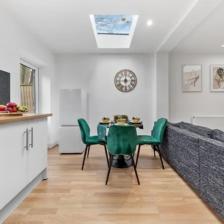 Large & Stylish 2-Bed Flat-Zone 2, Near Central London-Garden & Parking-Long Stay Deals! 5 Seperate Beds, Sleeps 6! Instant Book! Apartment London