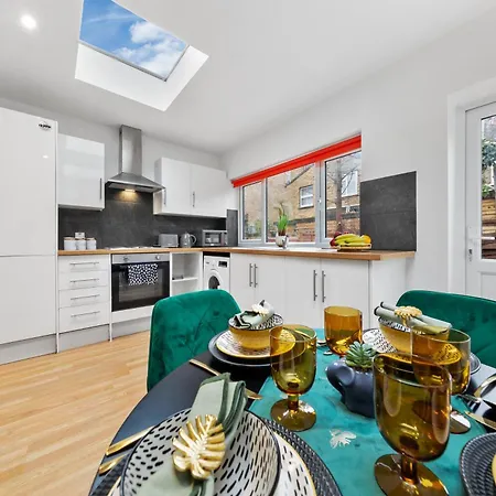 Apartment Large & Stylish 2-Bed Flat-Zone 2, Near Central London-Garden & Parking-Long Stay Deals! 5 Seperate Beds, Sleeps 6! Instant Book! London