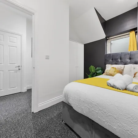 Large & Stylish 2-Bed Flat-Zone 2, Near Central London-Garden & Parking-Long Stay Deals! 5 Seperate Beds, Sleeps 6! Instant Book! London