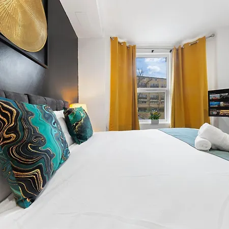 Large & Stylish 2-Bed Flat-Zone 2, Near Central London-Garden & Parking-Long Stay Deals! 5 Seperate Beds, Sleeps 6! Instant Book! Apartment