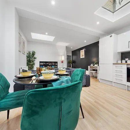 Apartment Large & Stylish 2-Bed Flat-Zone 2, Near Central London-Garden & Parking-Long Stay Deals! 5 Seperate Beds, Sleeps 6! Instant Book!