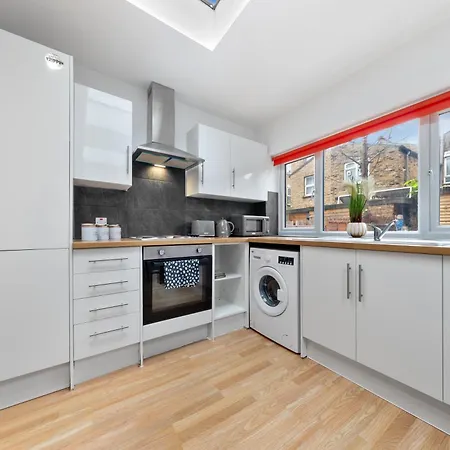 Large & Stylish 2-Bed Flat-Zone 2, Near Central London-Garden & Parking-Long Stay Deals! 5 Seperate Beds, Sleeps 6! Instant Book! Apartment London