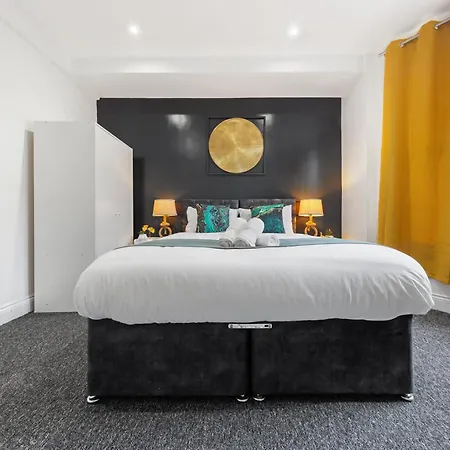 Large & Stylish 2-Bed Flat-Zone 2, Near Central London-Garden & Parking-Long Stay Deals! 5 Seperate Beds, Sleeps 6! Instant Book! *
