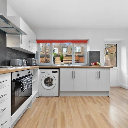 Apartment Large & Stylish 2-Bed Flat-Zone 2, Near Central London-Garden & Parking-Long Stay Deals! 5 Seperate Beds, Sleeps 6! Instant Book! *