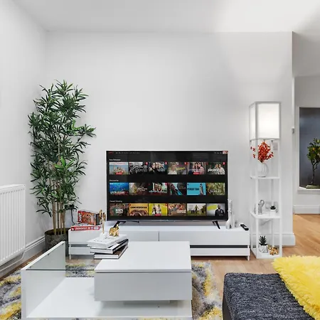 Large & Stylish 2-Bed Flat-Zone 2, Near Central London-Garden & Parking-Long Stay Deals! 5 Seperate Beds, Sleeps 6! Instant Book! London