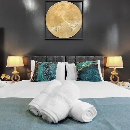 Large & Stylish 2-Bed Flat-Zone 2, Near Central London-Garden & Parking-Long Stay Deals! 5 Seperate Beds, Sleeps 6! Instant Book! Apartment *