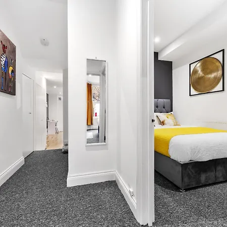 Large & Stylish 2-Bed Flat-Zone 2, Near Central London-Garden & Parking-Long Stay Deals! 5 Seperate Beds, Sleeps 6! Instant Book! London