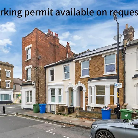 Apartment Large & Stylish 2-Bed Flat-Zone 2, Near Central London-Garden & Parking-Long Stay Deals! 5 Seperate Beds, Sleeps 6! Instant Book!
