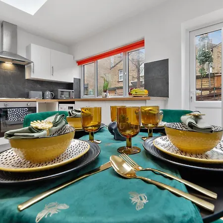 Large & Stylish 2-Bed Flat-Zone 2, Near Central London-Garden & Parking-Long Stay Deals! 5 Seperate Beds, Sleeps 6! Instant Book! * London