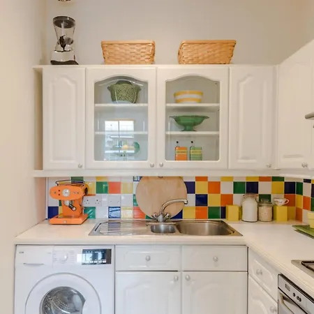 Traditional 2 Bed Notting Hill Apartment London