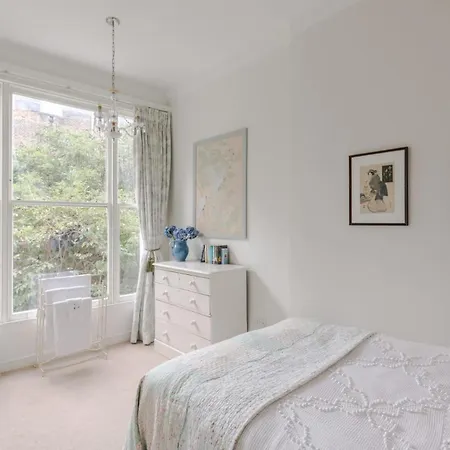 Traditional 2 Bed Notting Hill Apartment London