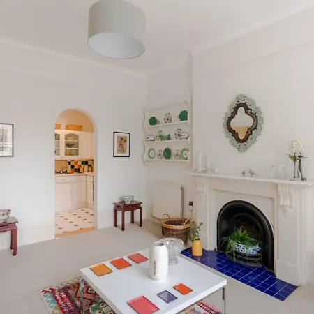 Traditional 2 Bed Notting Hill Apartment *