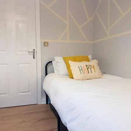 Olive Immaculate Wembley Apartment, 15mins To London, By Edens London