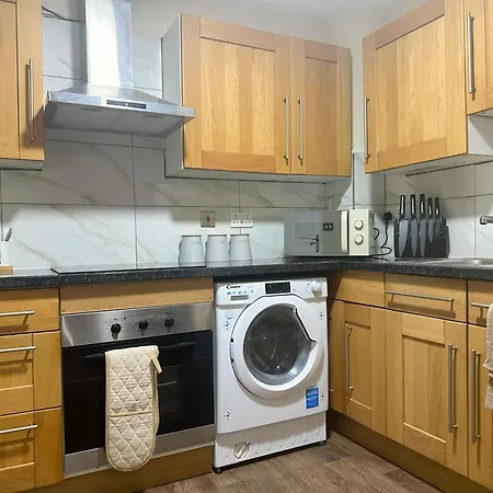 Olive Immaculate Wembley Apartment, 15mins To London, By Edens * London