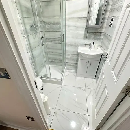 Olive Immaculate Wembley Apartment, 15mins To London, By Edens Apartment *