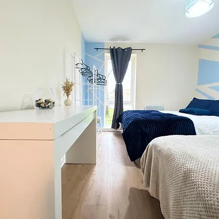 Olive Immaculate Wembley Apartment, 15mins To London, By Edens London