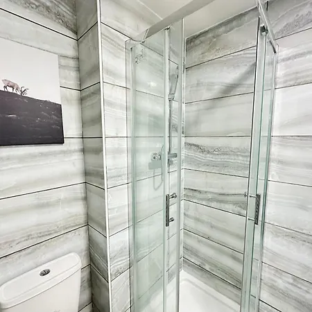 Olive Immaculate Wembley Apartment, 15mins To London, By Edens Apartment *