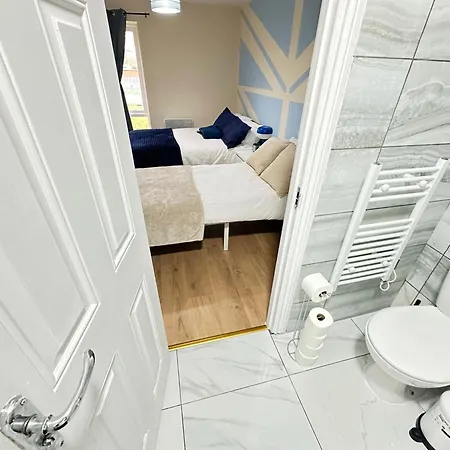Olive Immaculate Wembley Apartment, 15mins To London, By Edens Apartment *