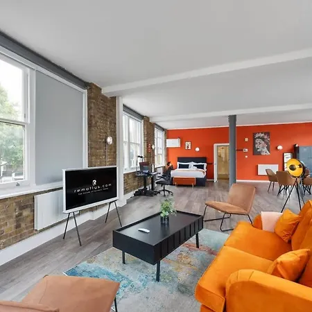 New & Spacious In Old St *