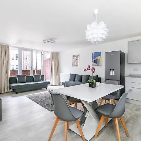 Kensington Gardens 2 Bedroom Flat With A Balcony