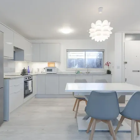 Kensington Gardens 2 Bedroom Flat With A Balcony London