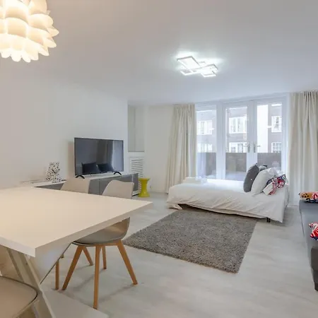 Kensington Gardens 2 Bedroom Flat With A Balcony
