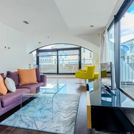 Modern Serviced 2 Minutes From Monument Tube Station London