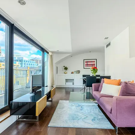 Modern Serviced 2 Minutes From Monument Tube Station * London