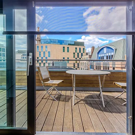 Modern Serviced 2 Minutes From Monument Tube Station Apartment