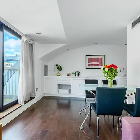 Modern Serviced 2 Minutes From Monument Tube Station Apartment London