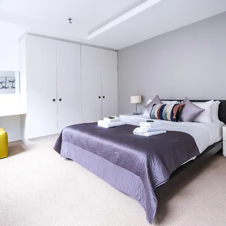Modern Serviced 2 Minutes From Monument Tube Station * London