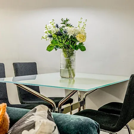 Modern Serviced 2 Minutes From Monument Tube Station * London
