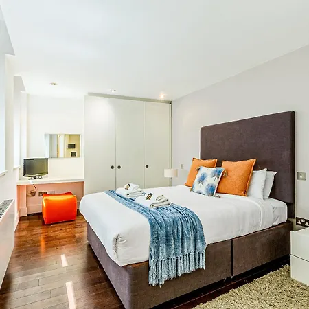 Modern Serviced 2 Minutes From Monument Tube Station Apartment London